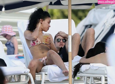FKA Twigs [ fka-twigs ] - i just wanna leave black lipstick all over somebody hehe ;)
