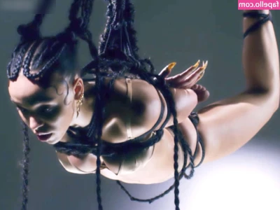 FKA Twigs [ fka-twigs ] - Que tipo de lenceria te gusta más