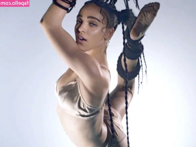 FKA Twigs [ fka-twigs ] - Baby it s cold outside