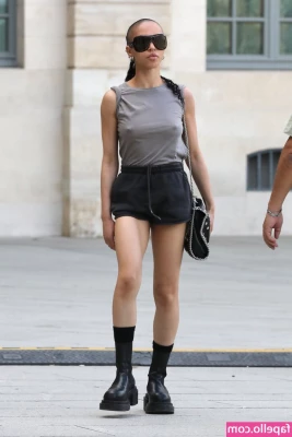 FKA Twigs [ fka-twigs ] - Can’t think of a clever caption so just look at my bald pussy :)