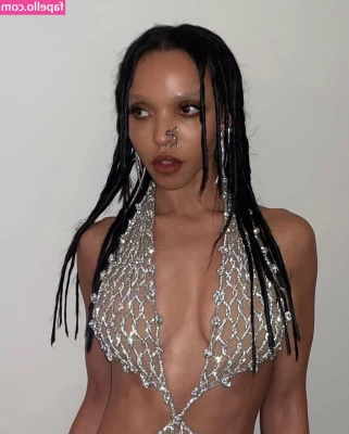 FKA Twigs [ fka-twigs ] - Would you rather get toes or panties pics