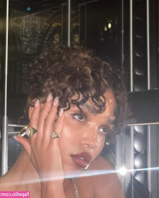 FKA Twigs [ fka-twigs ] - Morning  ride watch me take a cock for a quick ride