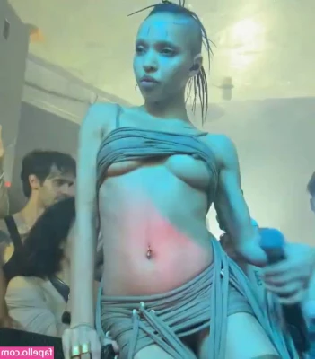 FKA Twigs [ fka-twigs ] - Black and white just make everything look so much better
