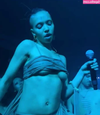FKA Twigs [ fka-twigs ] - I m so fucking horny tonight   I want to give you a lap dance and