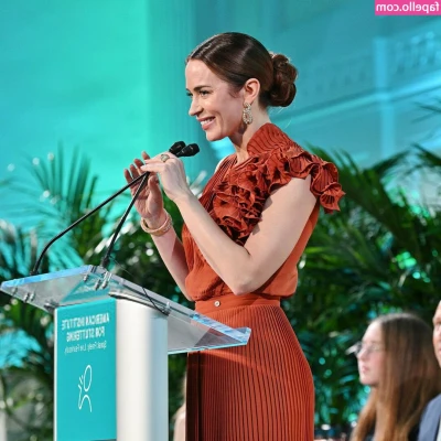 Emily Blunt [ emily-blunt ] - Lil cowgirl skit/video… not sure it’s a skit but I do be trying