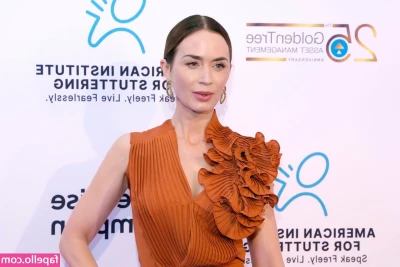 Emily Blunt [ emily-blunt ] - Slow motion bounce 🍑 should I go live again next week? ☺️😋