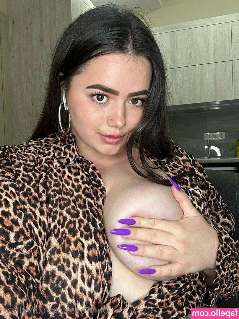 curvylizzz - Onanerar med vibratorn och får en riktigt våt orgasm