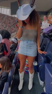  [ amber-gill ] - Your sexy nerd gf forgot her panties 😅 (Click the photo)