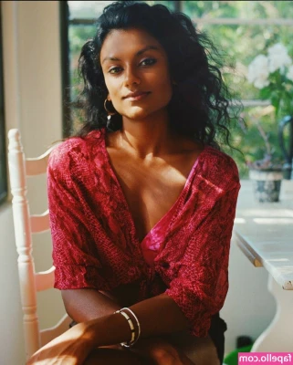 Simone Ashley [ simone-ashley ] - Where do I need to be constantly?🪄🪄🪄