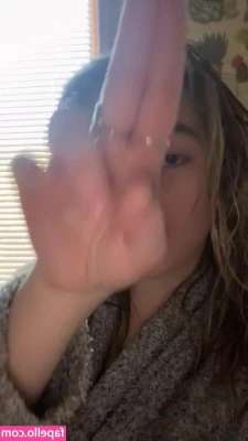 Sierra Bellingar [ sierra-bellingar ] - long nails give great back scratches