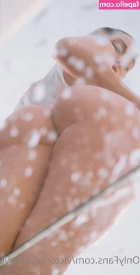 Victoria Lynn Myers [ victoria-lynn-myers ] - I'm in bed and bored...any requests?😈