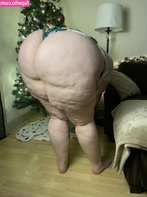 laneyblue01 - A wild booty appears. What would you do? 🫢