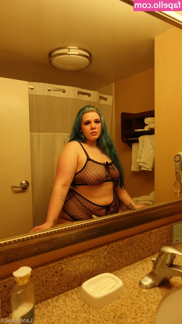 laneyblue01 - Got everything I need to stay home & chat with you! 🥤🥰 So