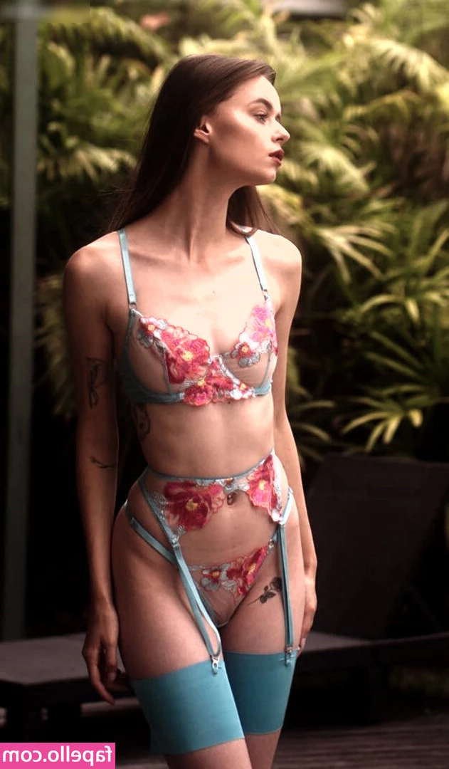 Madeline W. [ madeline-w ] - Je suis très active sur mon snap privé je t ai posté pleins de