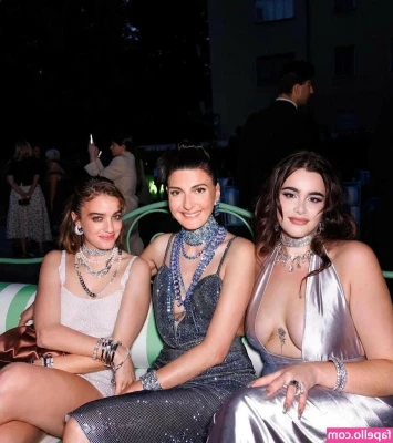 Barbie Ferreira [ barbie-ferreira ] - On holiday currently spending some quality time with my kids! Back in