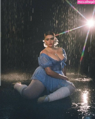 Barbie Ferreira [ barbie-ferreira ] - What if @kombinichan and I were just bending a tiny bit more? 👉👈