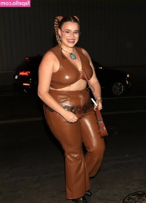 Barbie Ferreira [ barbie-ferreira ] - Damn I m actually insanely ashamed of what a slutty slut I can be 