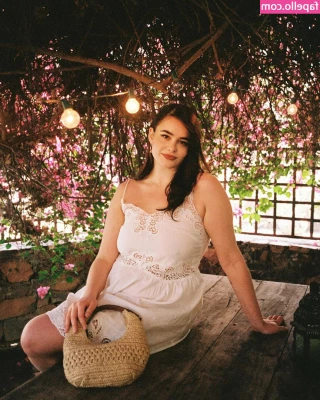 Barbie Ferreira [ barbie-ferreira ] - just a little strip tease