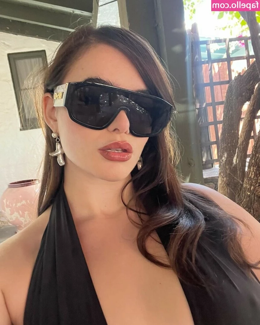 Barbie Ferreira [ barbie-ferreira ] - Thinking about doing a stripping out of this dress vid