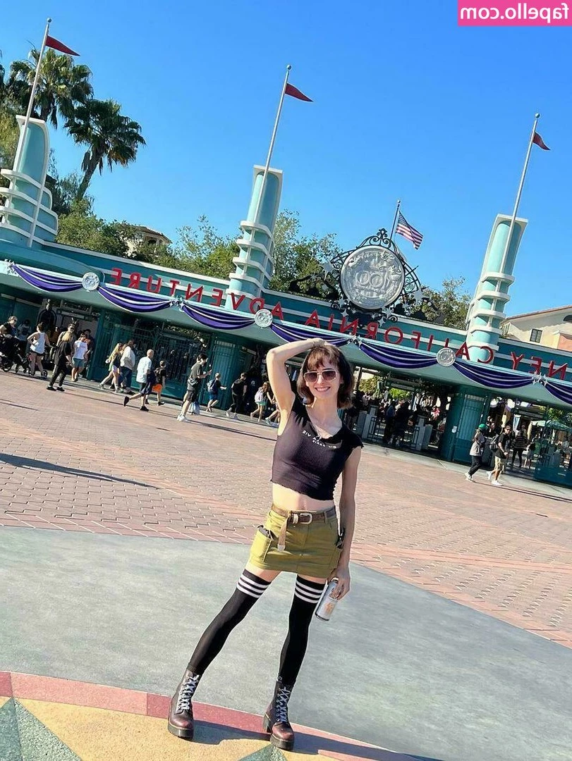 LeeLoo_ [ leeloo ] - Was sick the last week did I miss anything fun