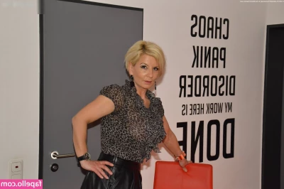 Brilliant Paula [ brilliant-paula ] - Getting my pussy ready for you 😘🥰 part 1