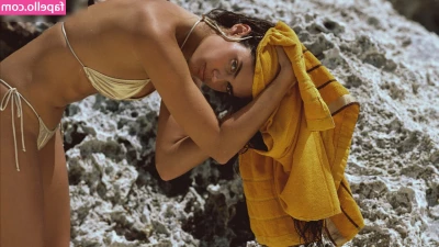 Sara Sampaio [ sara-sampaio ] - Belly is starting to hang lower and lower - vid to come