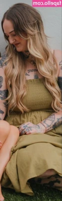 Goth Queen [ goth-queen ] - Don’t you wish you could snuggle between them 🥥