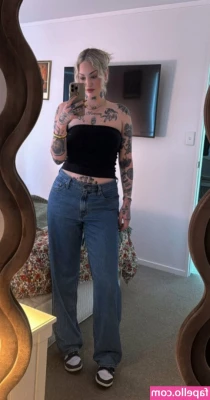 Goth Queen [ goth-queen ] - Good morning babes here to Sunday