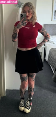 Goth Queen [ goth-queen ] - Doing customs, and sessions 🥵 I’m really horny today