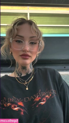 Goth Queen [ goth-queen ] - Wake up… stretch… get stretched 🤪 care to help me? My pussy is