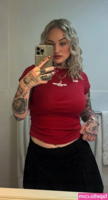 Goth Queen [ goth-queen ] - beach and boobs 💋