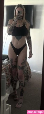 Goth Queen [ goth-queen ] - Waitinggggg for that cum like a good slut likeeee
