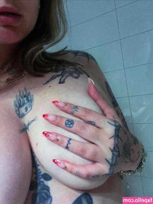 Goth Queen [ goth-queen ] - Pre-shower nudes  Taking requests for pics so lmk