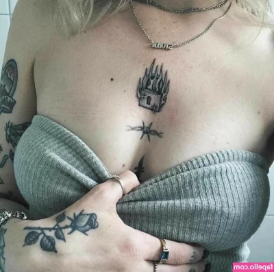 Goth Queen [ goth-queen ] - You like the closeness of my breasts to your lips...don't you?💋