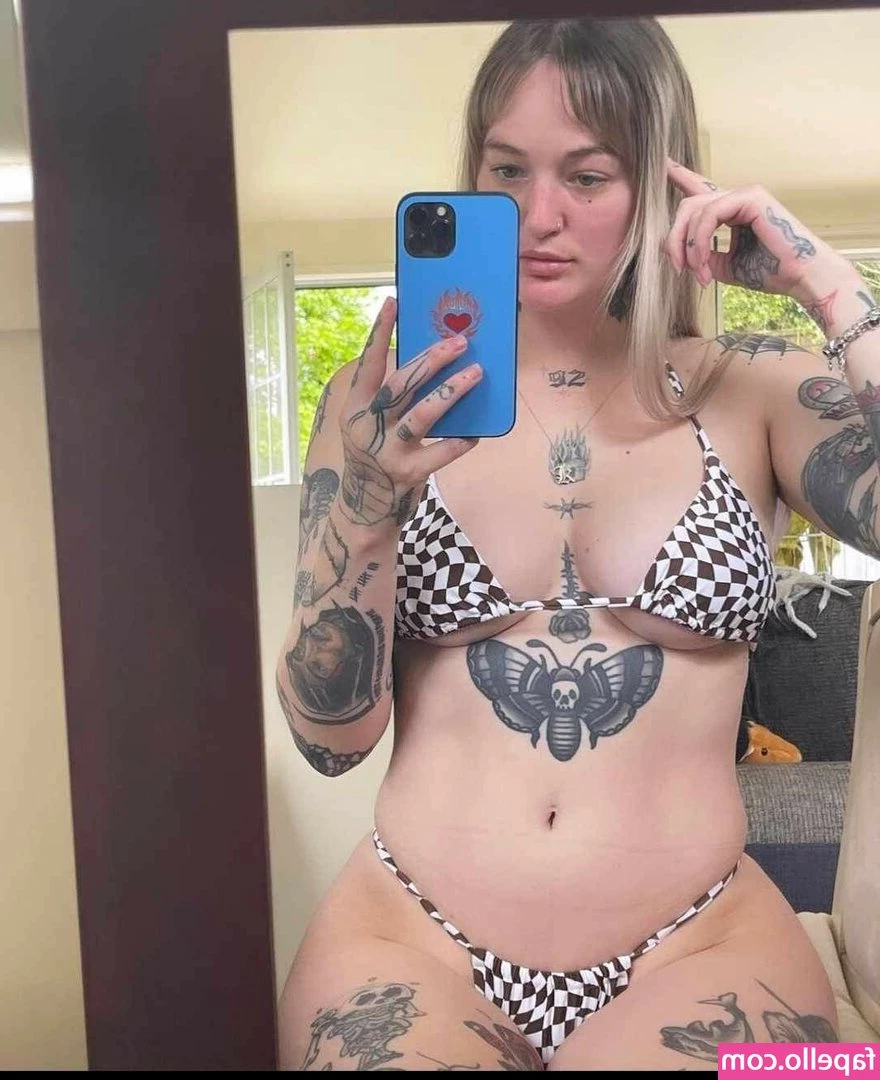 Goth Queen [ goth-queen ] - i hope i’m not too petite for you 🤭