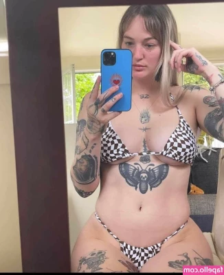 Goth Queen [ goth-queen ] - i hope i’m not too petite for you 🤭
