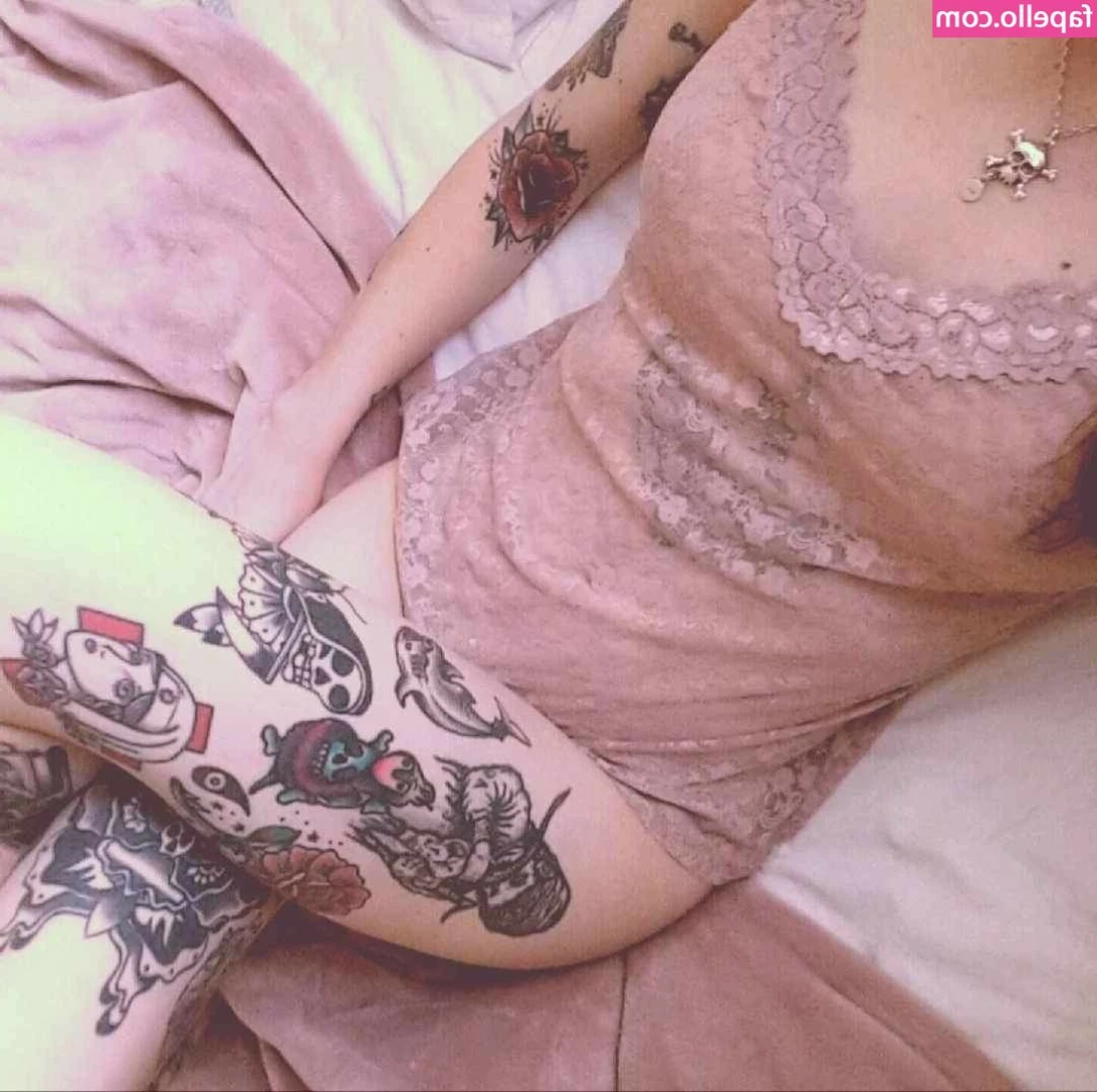 Goth Queen [ goth-queen ] - POV handjob! The amazing experience of getting a handjob from Kate is