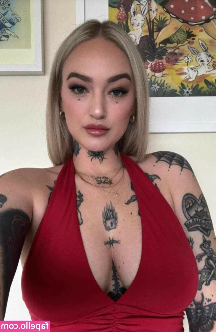 Goth Queen [ goth-queen ] - Follow my friend  samantthaok  she is ready to play with your rich