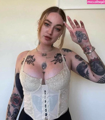 Goth Queen [ goth-queen ] - Watch me tease my lacy panties off and pull my cheeks apart and