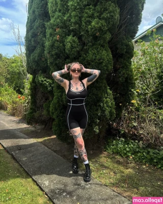 Goth Queen [ goth-queen ] - I wish it was your finger in my asshole instead