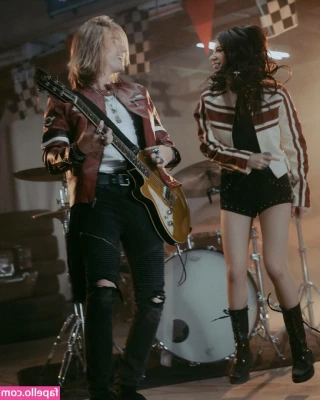 Chrissy Costanza [ chrissy-costanza-1 ] - Feeling horny and like sexting  DM me ASAP