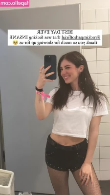 Chrissy Costanza [ chrissy-costanza-1 ] - 2 fresh New videos   Playing in front of the mirror   up close POV