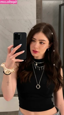 Chrissy Costanza [ chrissy-costanza-1 ] - Imagine how this fat dick would feel pushing into your arse hole.