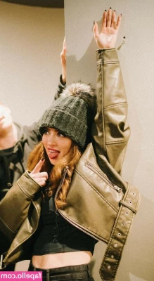 Chrissy Costanza [ chrissy-costanza-1 ] - 🎁🎁🎁 Sent random treasure boxes to your inbox. Unlock them