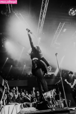 Chrissy Costanza [ chrissy-costanza-1 ] - Should I go live
