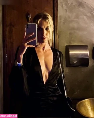 Keely Hodgkinson [ keely-hodgkinson ] - I'll show you my asshole as I move my buttocks.