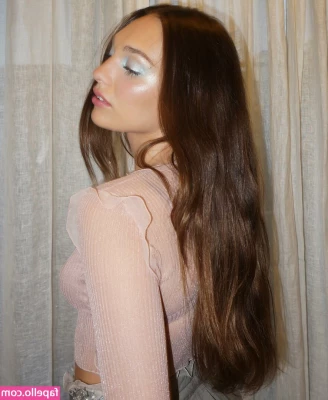 Maddie Ziegler [ maddie-ziegler ] - Tanned ass