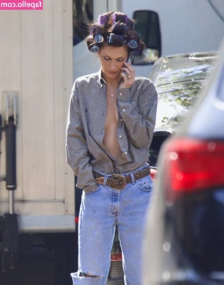 Bella Hadid [ bella-hadid ] - Bulging nicely