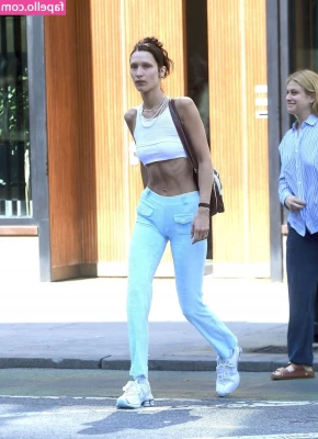 Bella Hadid [ bella-hadid ] - Busty