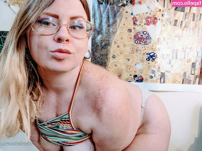 chellelovesu - https://onlyfans.com/samantha30   Hand fun taking pictures in the